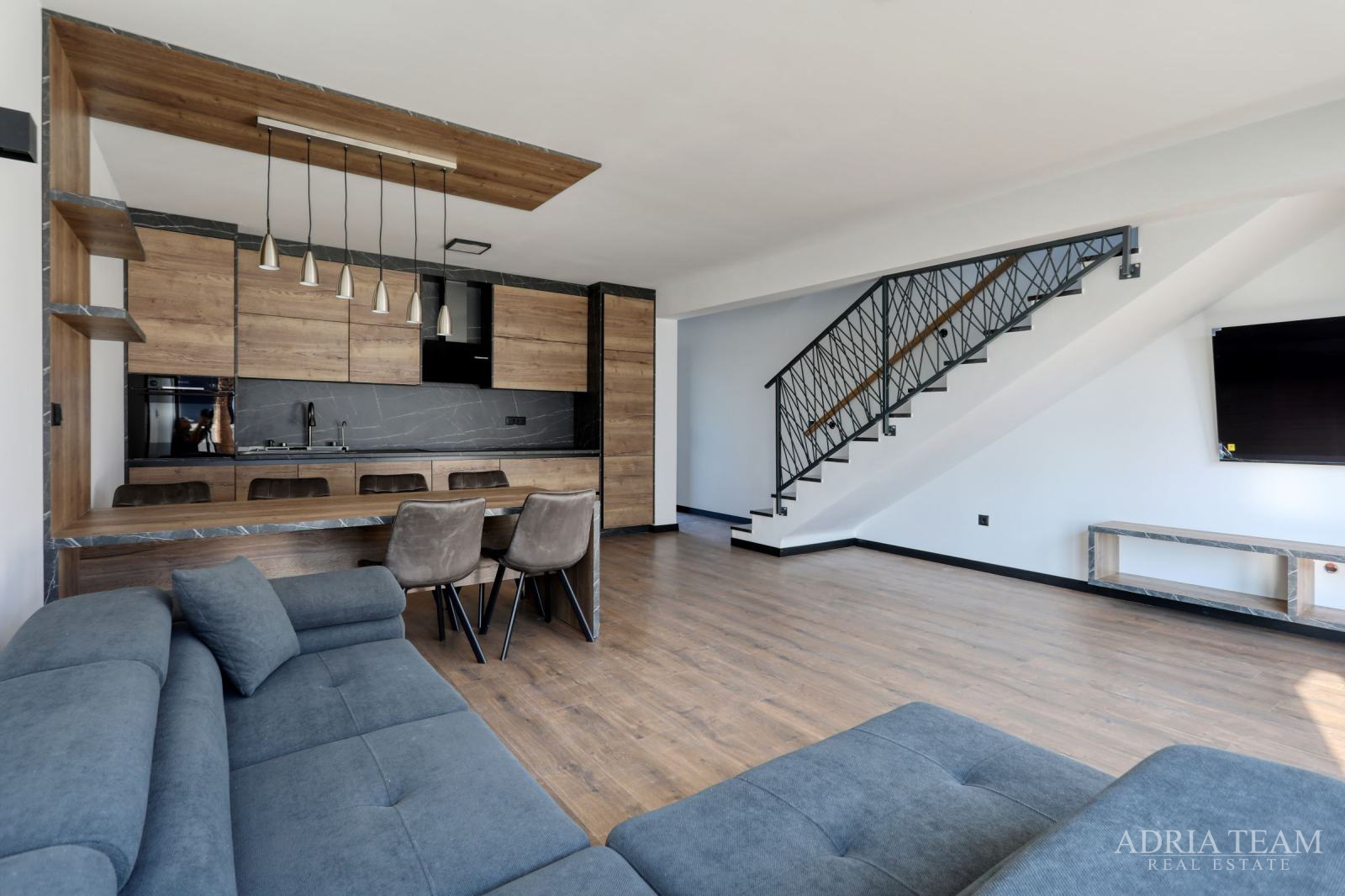 KUĆE U NIZU POTPUNO NAMJEŠTENE - PRIVLAKA