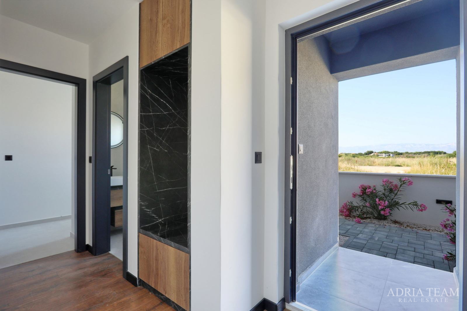 KUĆE U NIZU POTPUNO NAMJEŠTENE - PRIVLAKA