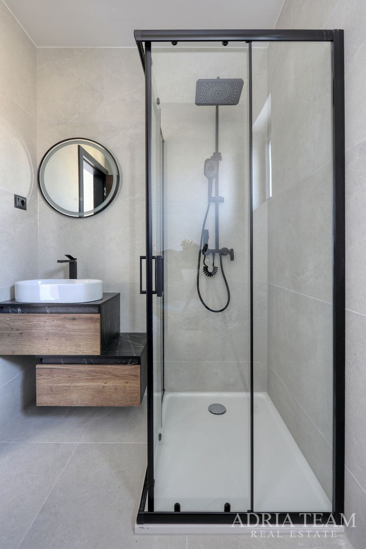 KUĆE U NIZU POTPUNO NAMJEŠTENE - PRIVLAKA