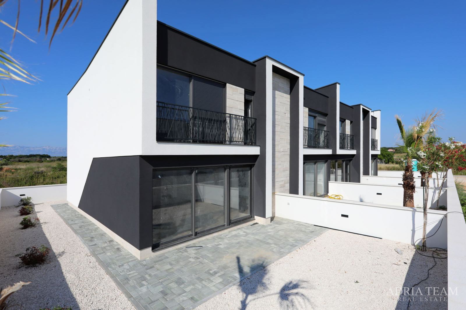 KUĆE U NIZU POTPUNO NAMJEŠTENE - PRIVLAKA