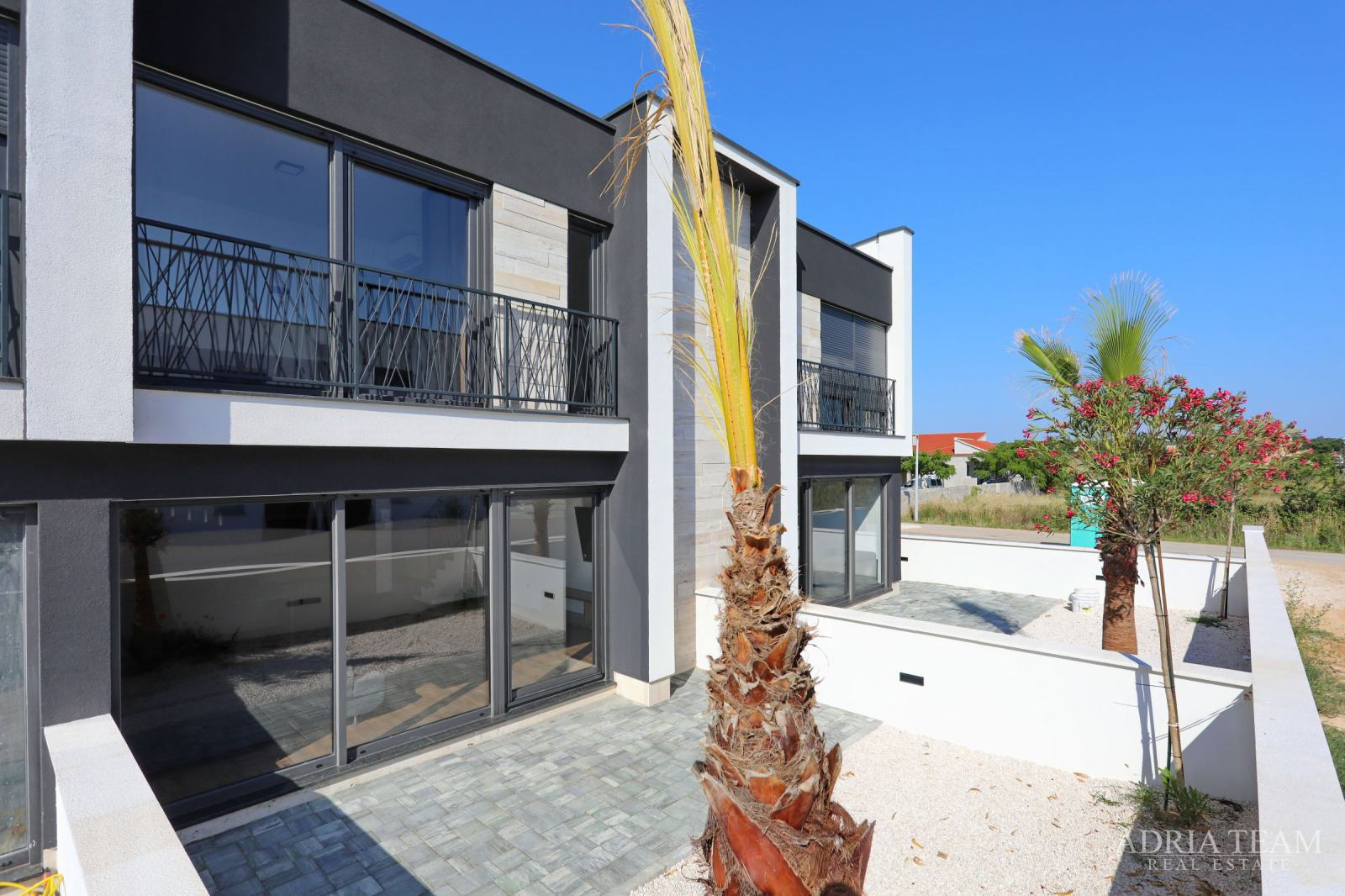 KUĆE U NIZU POTPUNO NAMJEŠTENE - PRIVLAKA