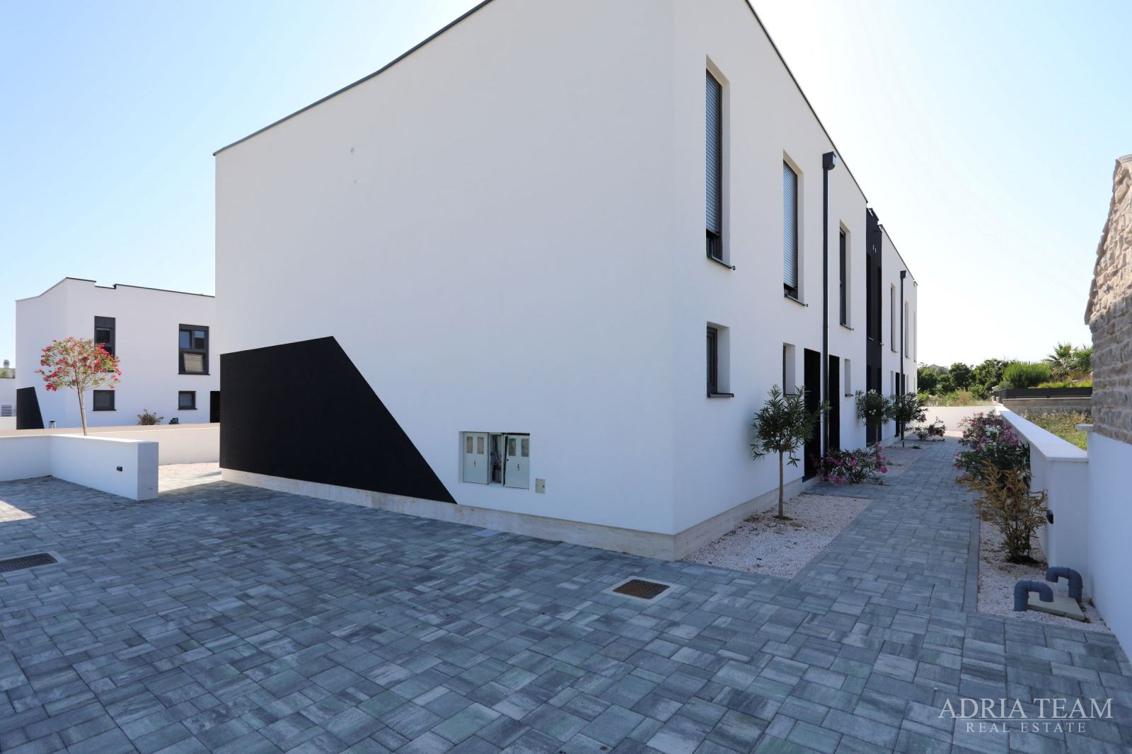 KUĆE U NIZU POTPUNO NAMJEŠTENE - PRIVLAKA