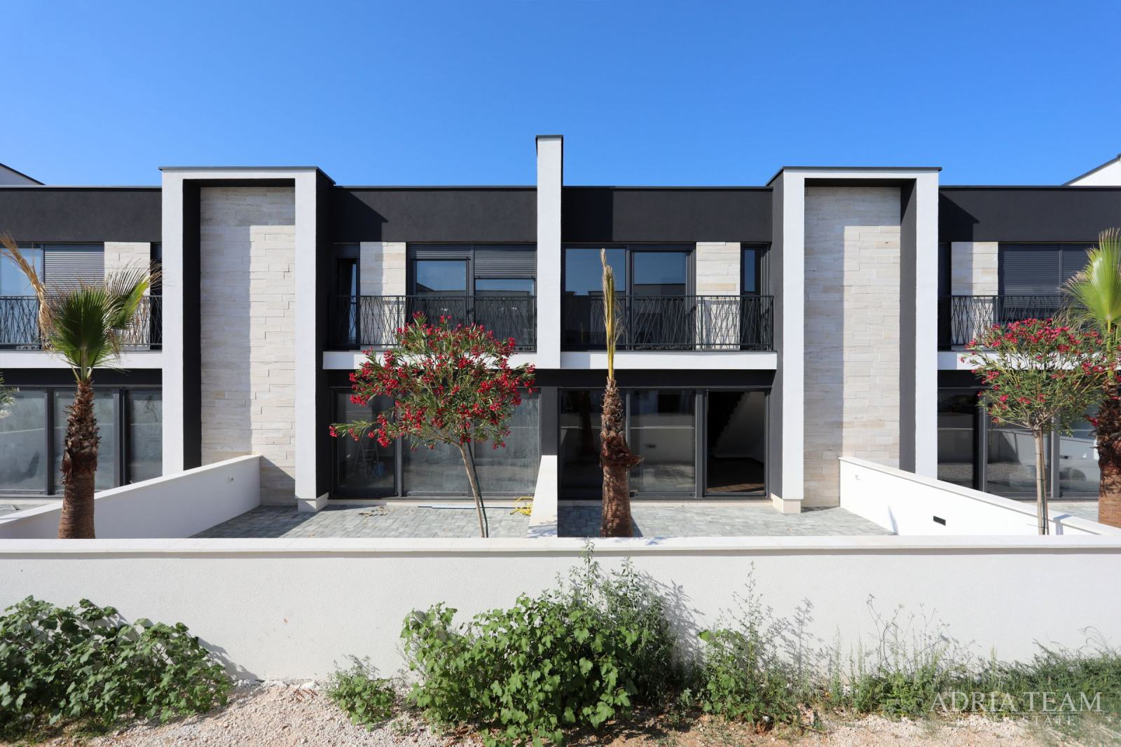 KUĆE U NIZU POTPUNO NAMJEŠTENE - PRIVLAKA