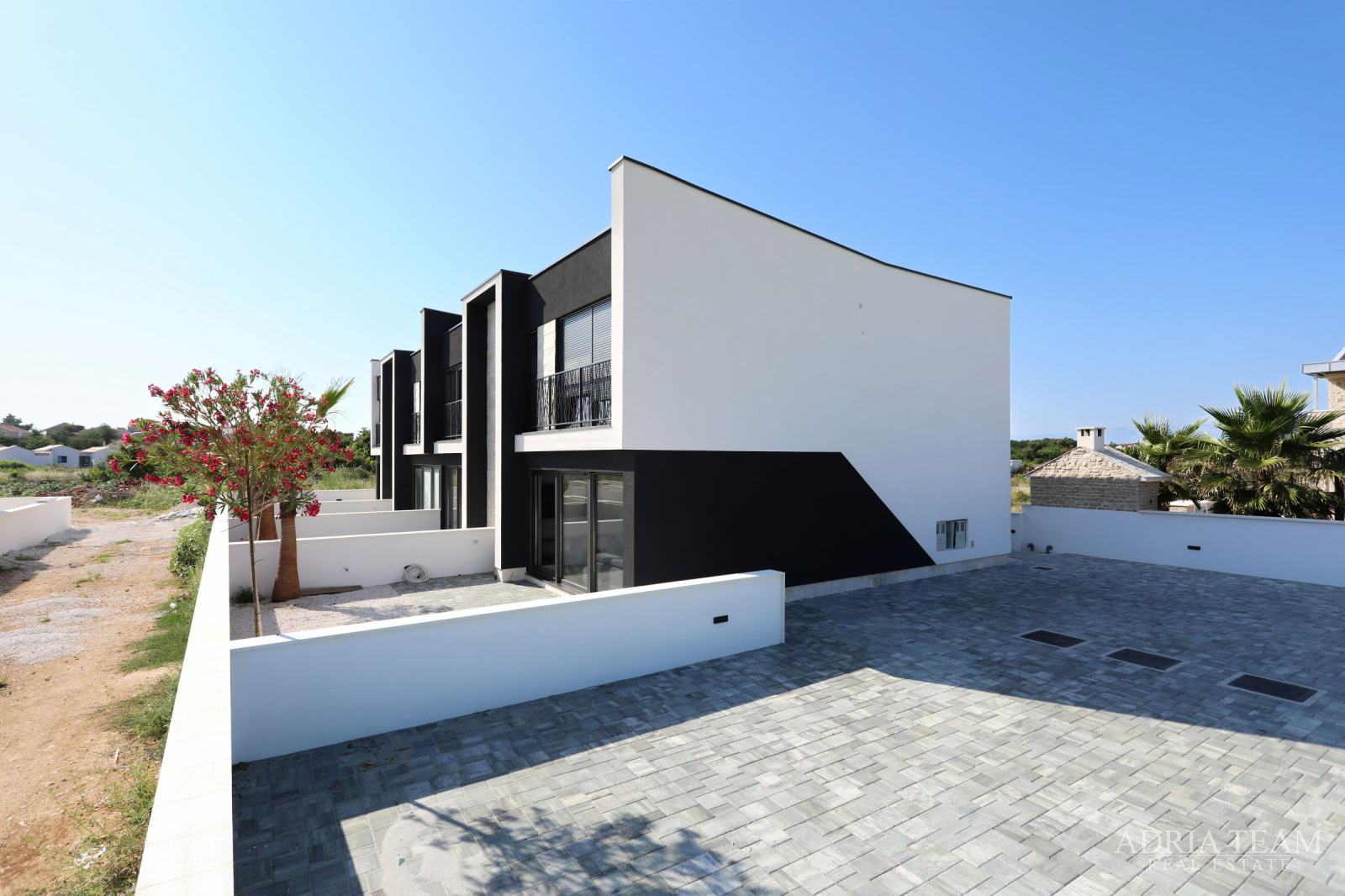 KUĆE U NIZU POTPUNO NAMJEŠTENE - PRIVLAKA