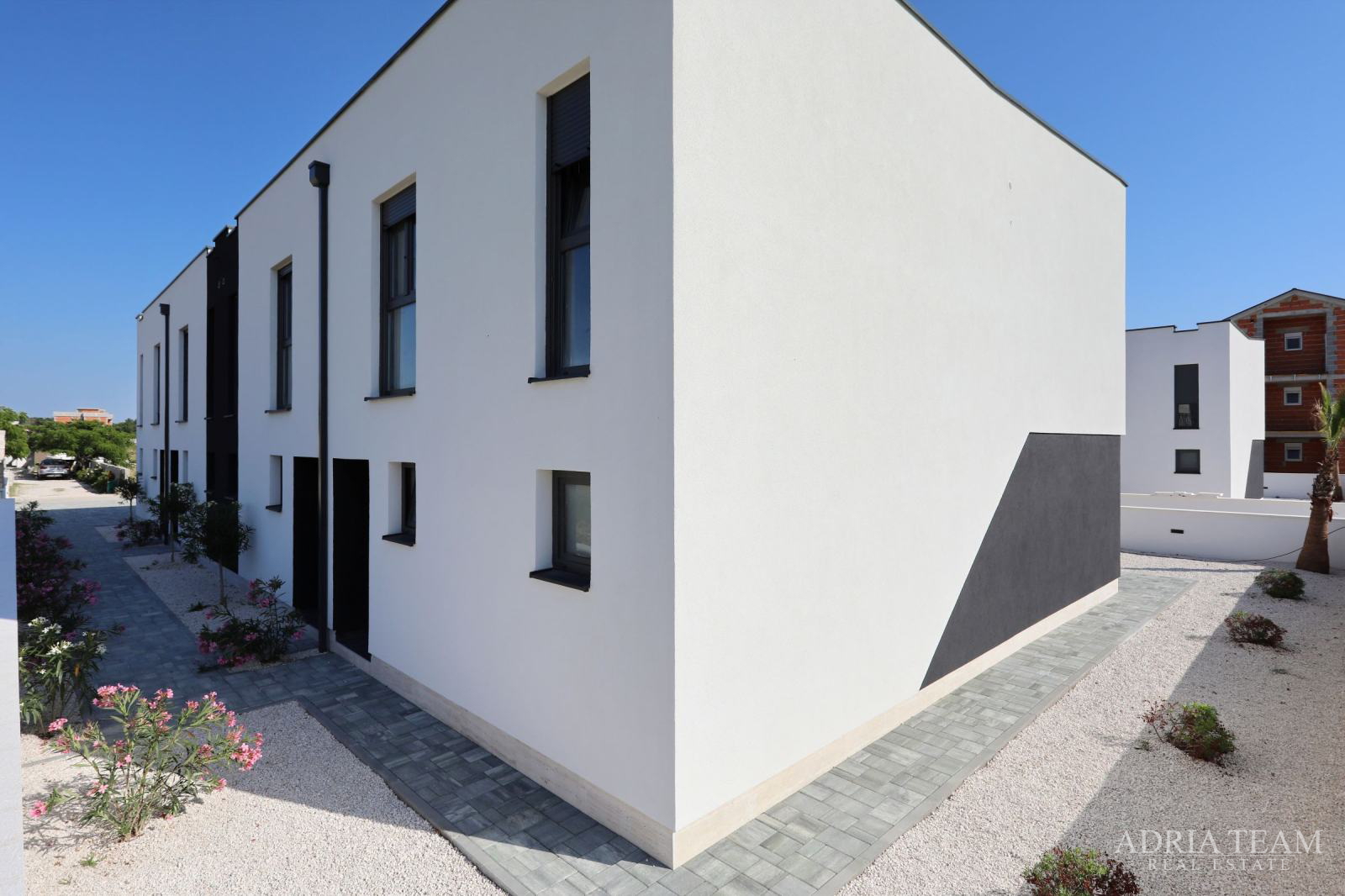 KUĆE U NIZU POTPUNO NAMJEŠTENE - PRIVLAKA