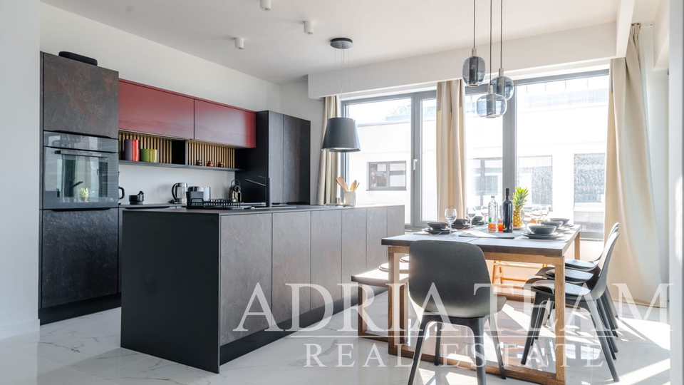 LUKSUZNI PENTHOUSE, PRVI RED DO MORA - VINJERAC