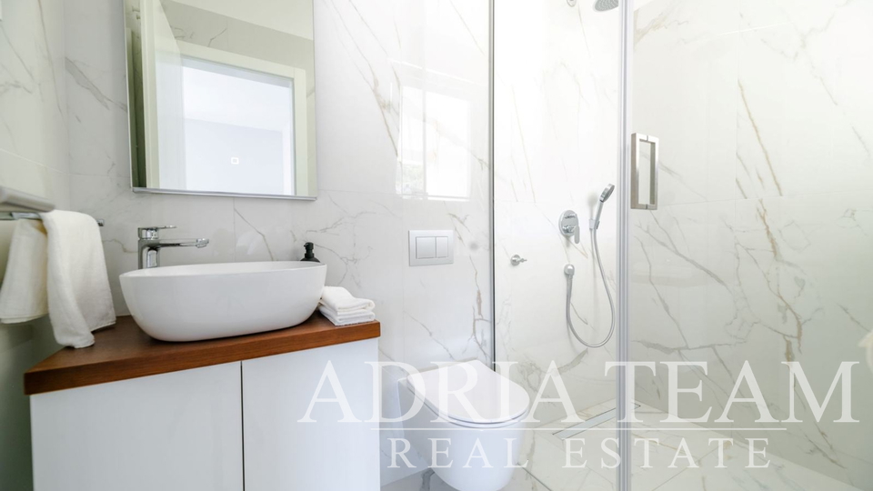 LUKSUZNI PENTHOUSE, PRVI RED DO MORA - VINJERAC