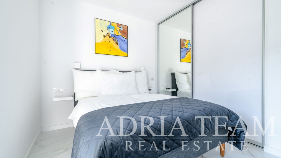 LUKSUZNI PENTHOUSE, PRVI RED DO MORA - VINJERAC