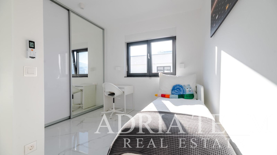 LUKSUZNI PENTHOUSE, PRVI RED DO MORA - VINJERAC