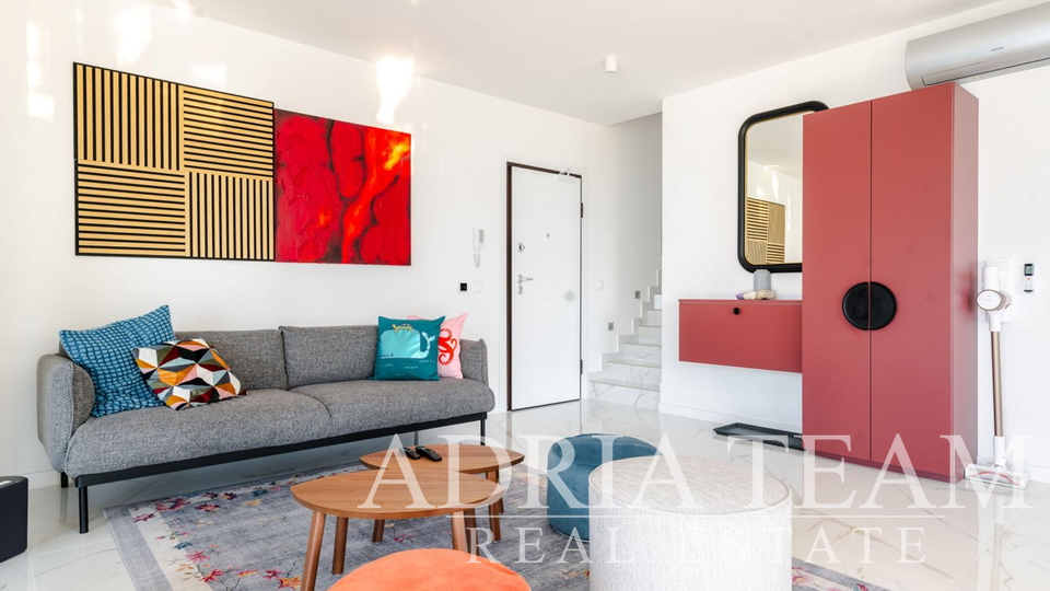 LUKSUZNI PENTHOUSE, PRVI RED DO MORA - VINJERAC