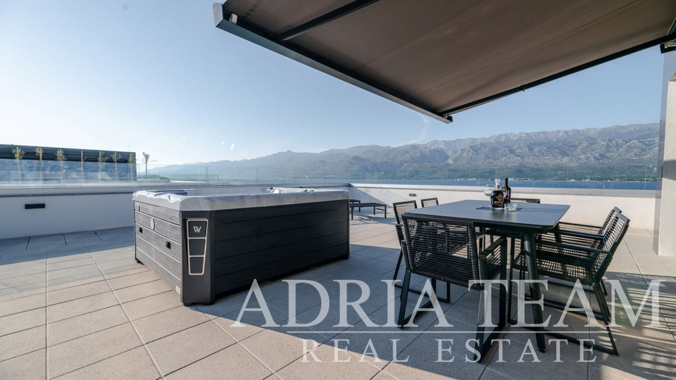 LUKSUZNI PENTHOUSE, PRVI RED DO MORA - VINJERAC