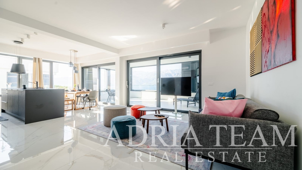 LUKSUZNI PENTHOUSE, PRVI RED DO MORA - VINJERAC