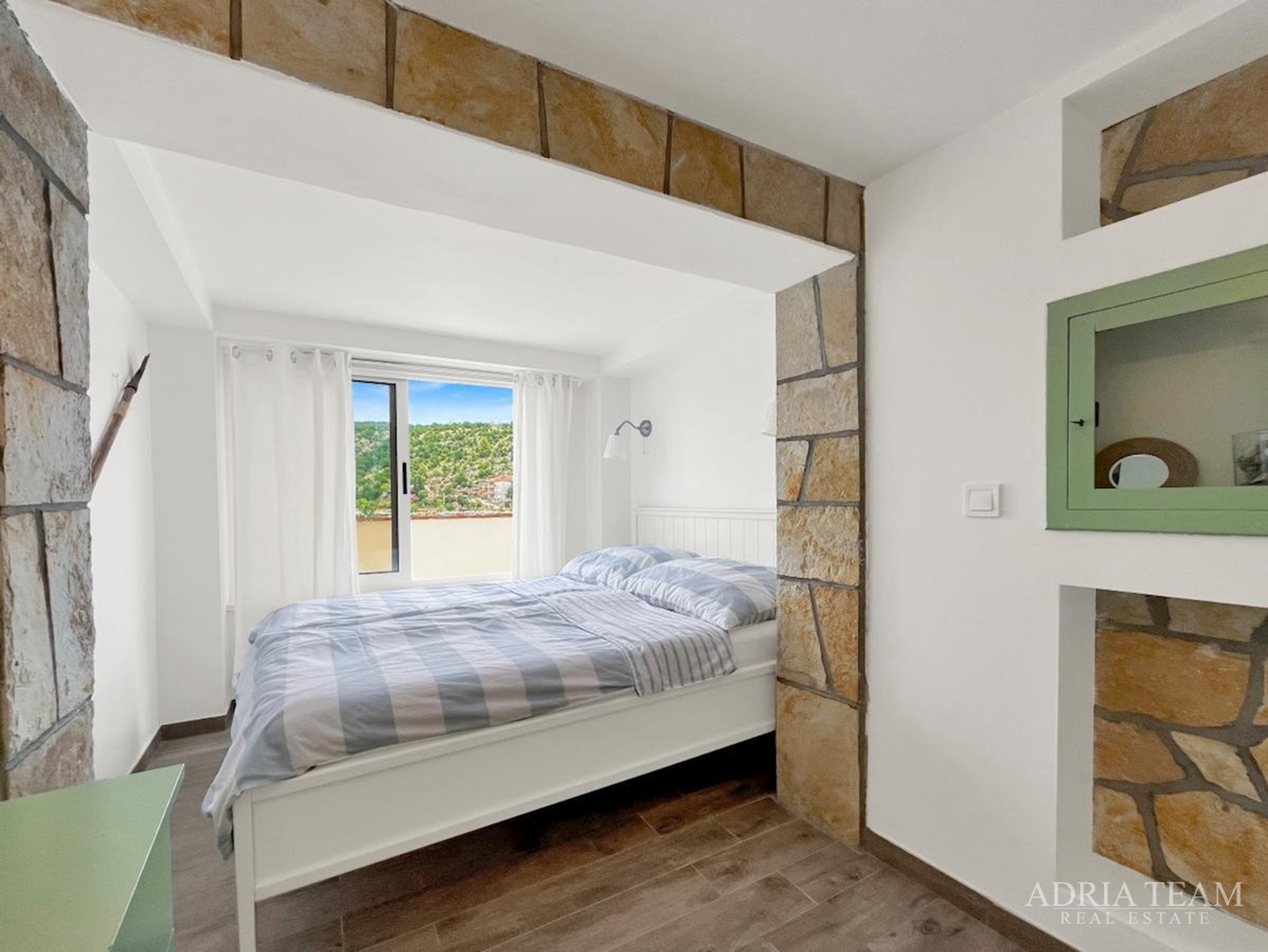 RENOVATED APARTMENT HOUSE WITH POSSIBILITY OF BUSINESS USE, FIRST LINE TO THE SEA - MEKA DRAGA