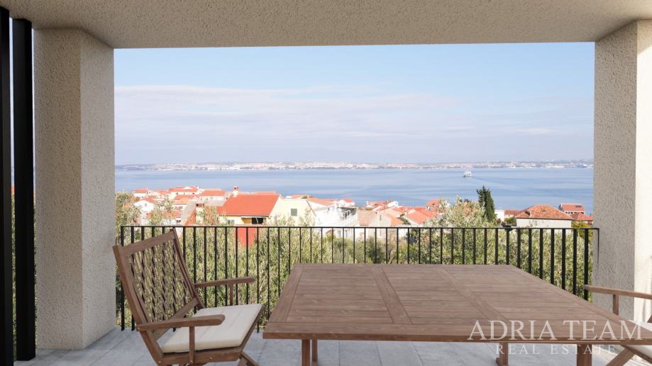 Luksuzan stan s pogledom na more i grad