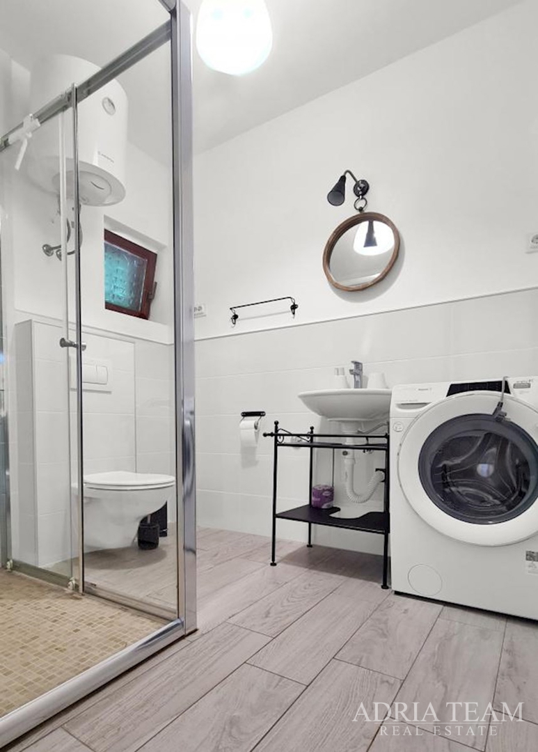 RENOVATED APARTMENT HOUSE WITH POSSIBILITY OF BUSINESS USE, FIRST LINE TO THE SEA - MEKA DRAGA