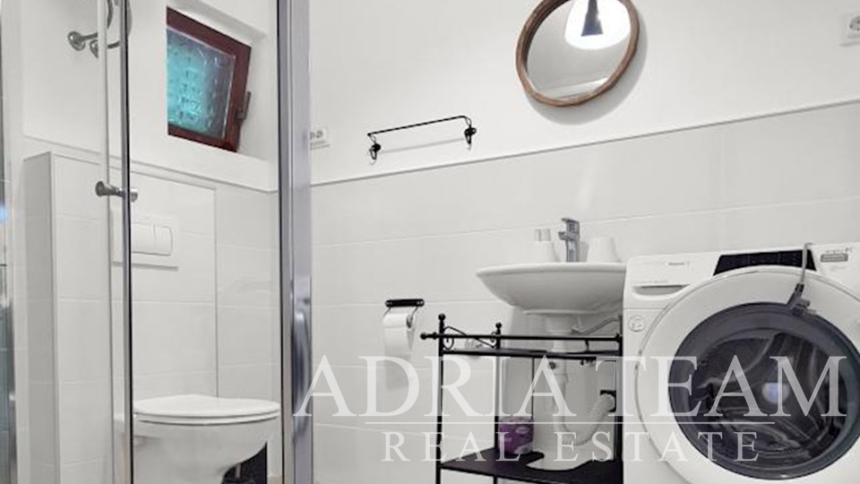 PREUREĐENA APARTMANSKA KUĆA S MOGUĆNOŠĆU POSLOVNE NAMJENE, PRVI RED DO MORA - MEKA DRAGA