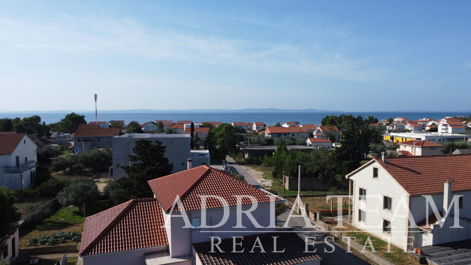 APARTMANI UDALJENI 300 m OD PLAŽE, NOVOGRADNJA, POGLED NA MORE - PRIVLAKA