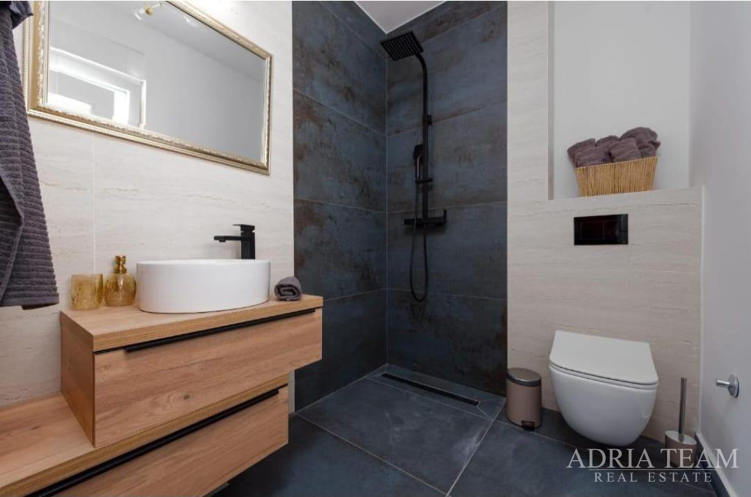 MODERNA DUPLEX VILA U MIRNOM DIJELU PRIVLAKE – PRODAJE SE JEDNA OD VILA U DVOSTRUKOM OBJEKT