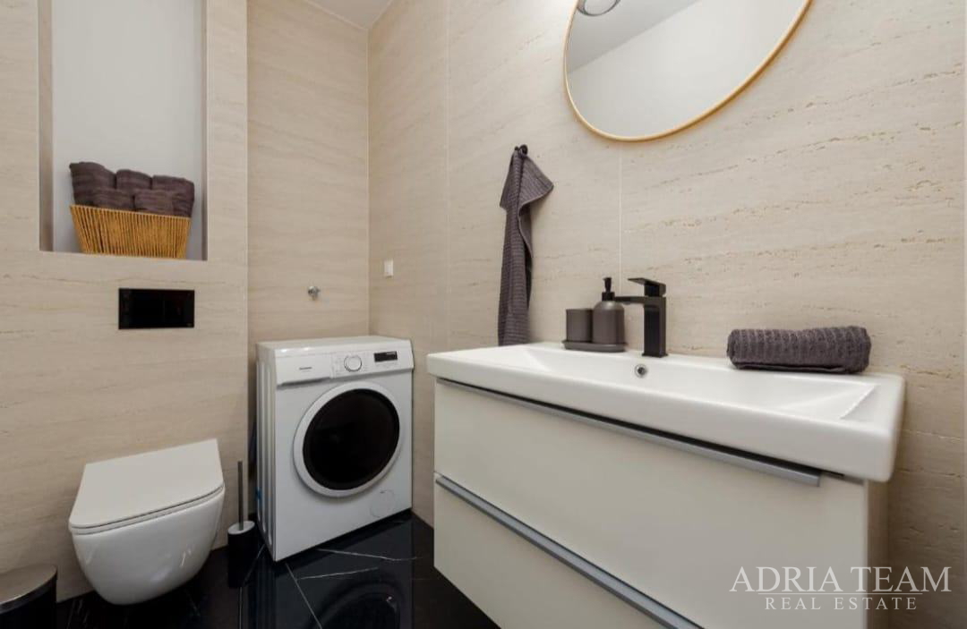 MODERNA DUPLEX VILA U MIRNOM DIJELU PRIVLAKE – PRODAJE SE JEDNA OD VILA U DVOSTRUKOM OBJEKT