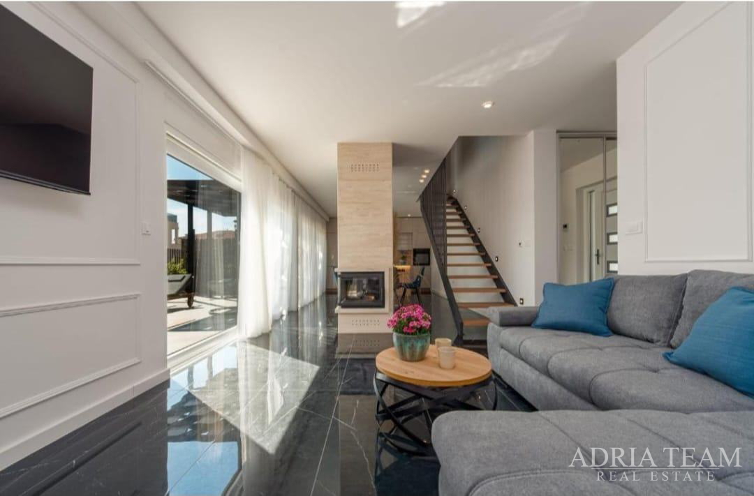 MODERNA DUPLEX VILA U MIRNOM DIJELU PRIVLAKE – PRODAJE SE JEDNA OD VILA U DVOSTRUKOM OBJEKT