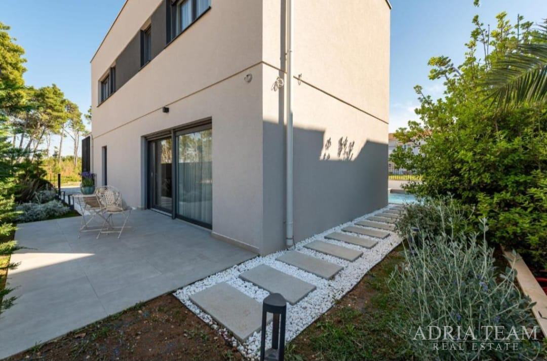 MODERNA DUPLEX VILA U MIRNOM DIJELU PRIVLAKE – PRODAJE SE JEDNA OD VILA U DVOSTRUKOM OBJEKT