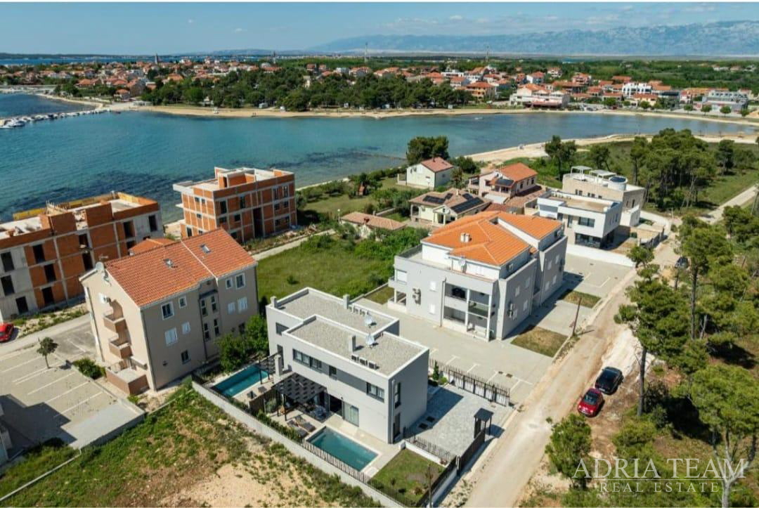 MODERNA DUPLEX VILA U MIRNOM DIJELU PRIVLAKE – PRODAJE SE JEDNA OD VILA U DVOSTRUKOM OBJEKT