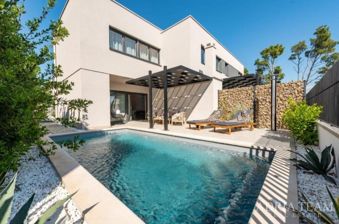 MODERNA DUPLEX VILA U MIRNOM DIJELU PRIVLAKE – PRODAJE SE JEDNA OD VILA U DVOSTRUKOM OBJEKT