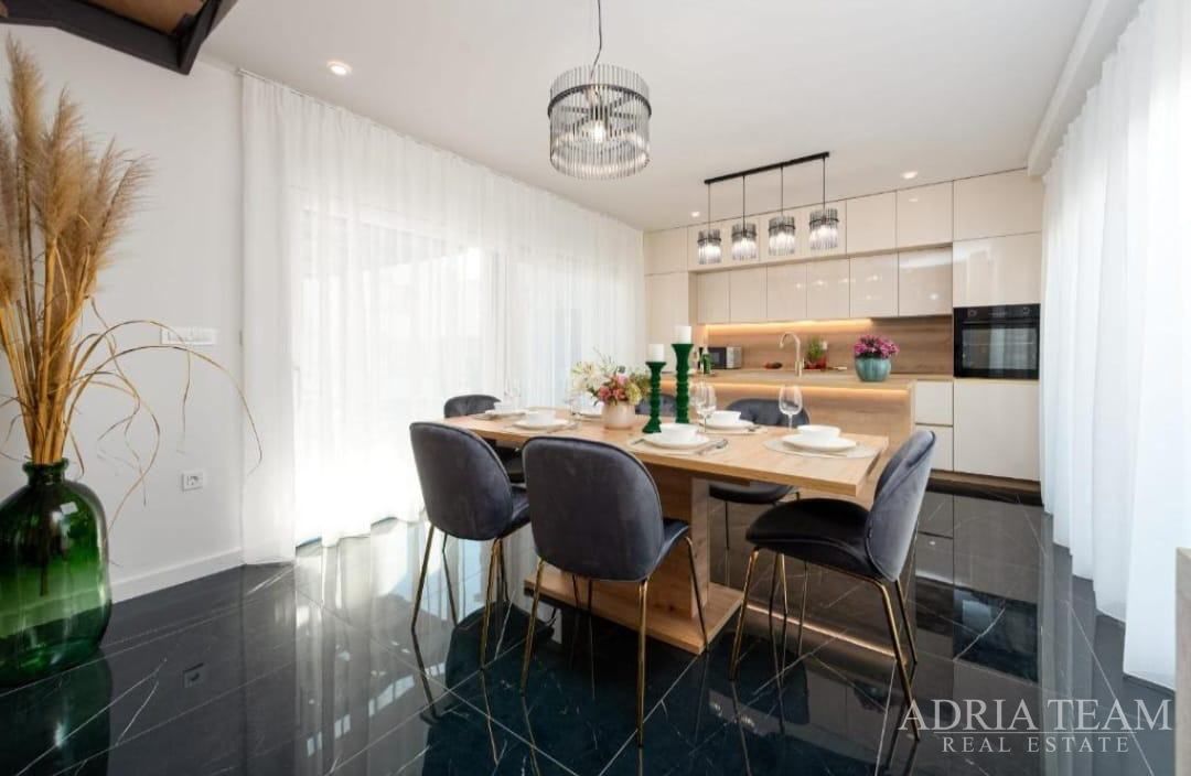 MODERNA DUPLEX VILA U MIRNOM DIJELU PRIVLAKE – PRODAJE SE JEDNA OD VILA U DVOSTRUKOM OBJEKT