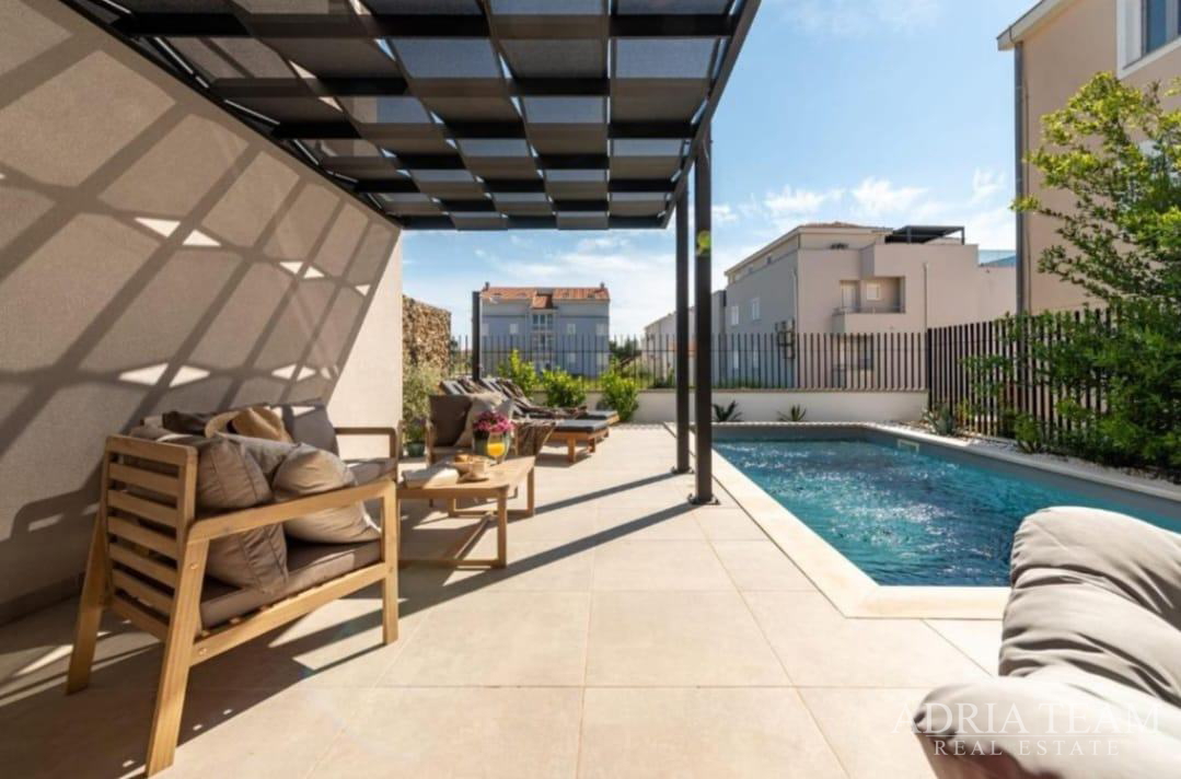 MODERNA DUPLEX VILA U MIRNOM DIJELU PRIVLAKE – PRODAJE SE JEDNA OD VILA U DVOSTRUKOM OBJEKT