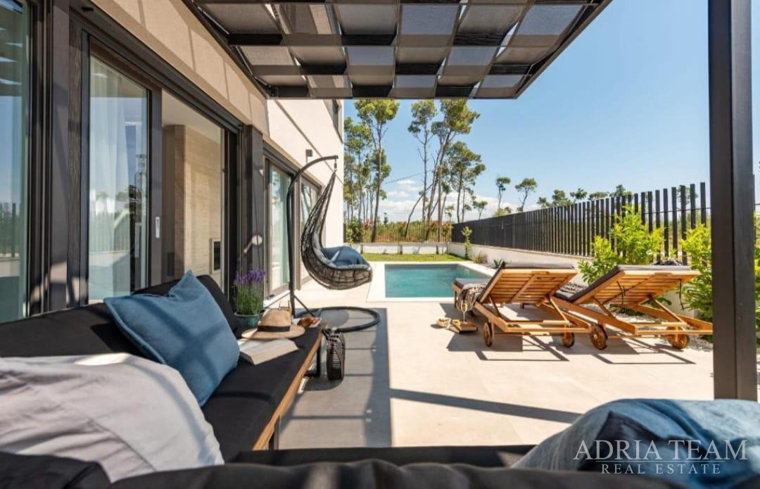 MODERNA DUPLEX VILA U MIRNOM DIJELU PRIVLAKE – PRODAJE SE JEDNA OD VILA U DVOSTRUKOM OBJEKT