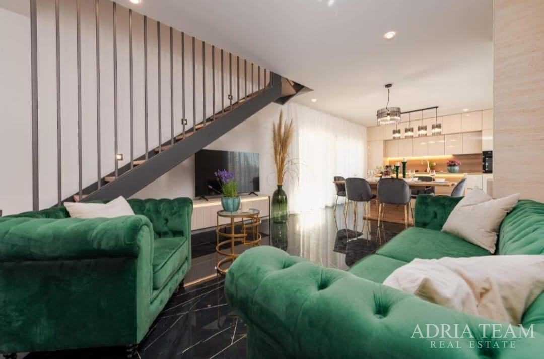 MODERNA DUPLEX VILA U MIRNOM DIJELU PRIVLAKE – PRODAJE SE JEDNA OD VILA U DVOSTRUKOM OBJEKT