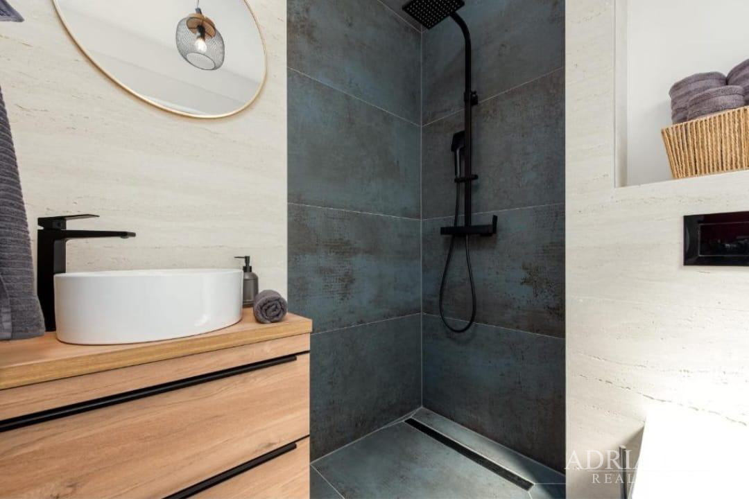 MODERNA DUPLEX VILA U MIRNOM DIJELU PRIVLAKE – PRODAJE SE JEDNA OD VILA U DVOSTRUKOM OBJEKT