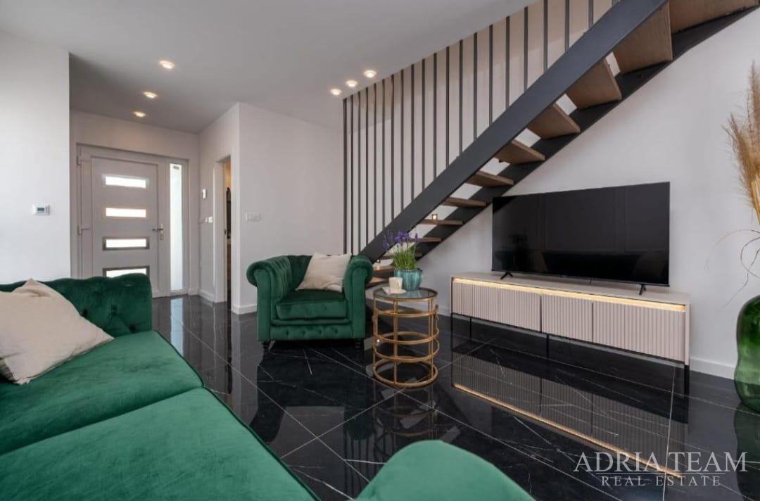 MODERNA DUPLEX VILA U MIRNOM DIJELU PRIVLAKE – PRODAJE SE JEDNA OD VILA U DVOSTRUKOM OBJEKT