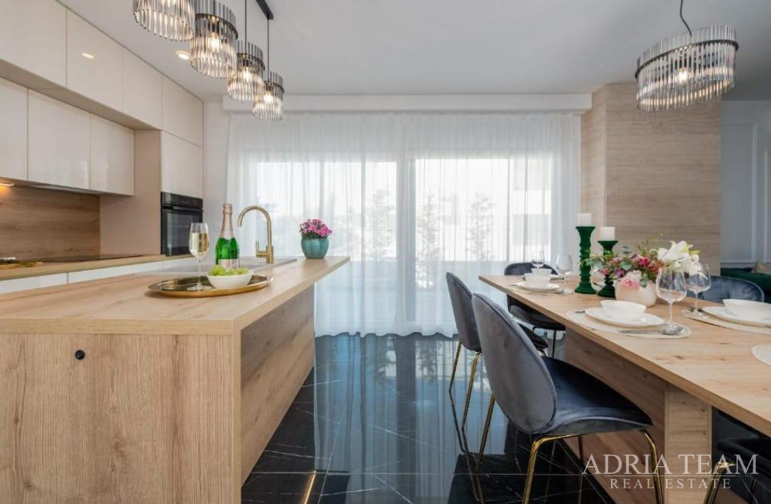 MODERNA DUPLEX VILA U MIRNOM DIJELU PRIVLAKE – PRODAJE SE JEDNA OD VILA U DVOSTRUKOM OBJEKT