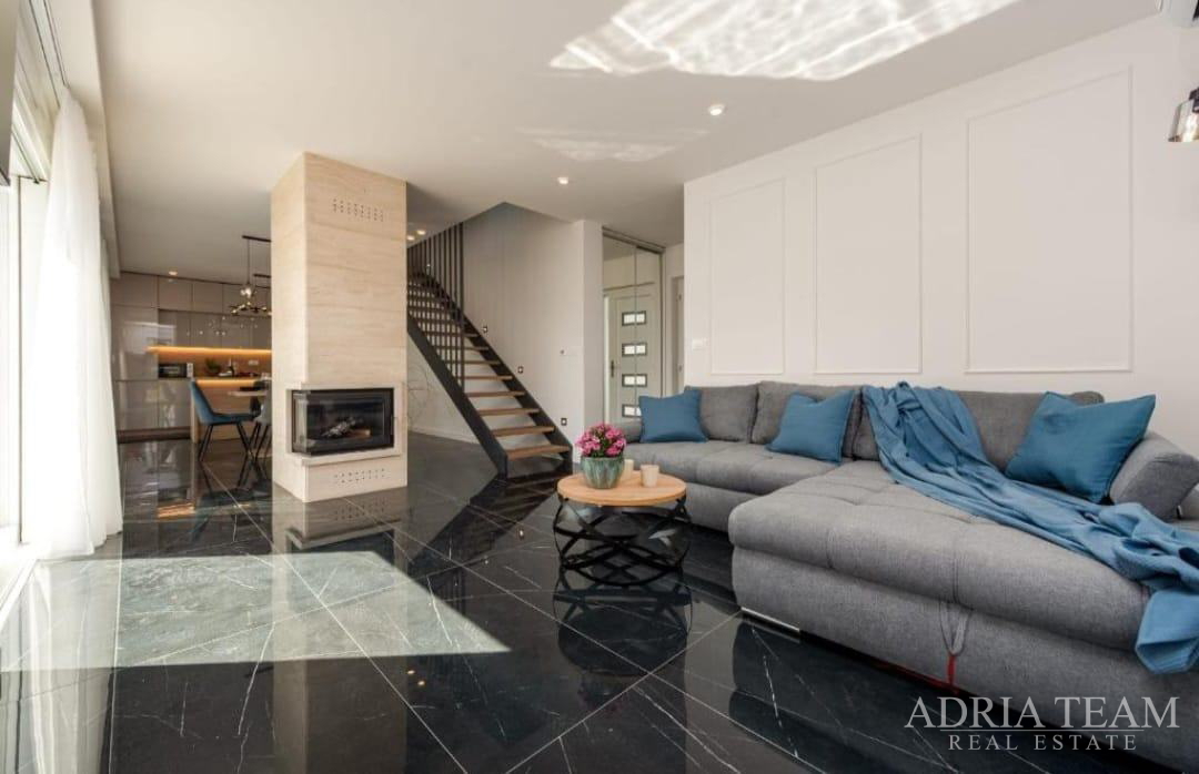 MODERNA DUPLEX VILA U MIRNOM DIJELU PRIVLAKE – PRODAJE SE JEDNA OD VILA U DVOSTRUKOM OBJEKT