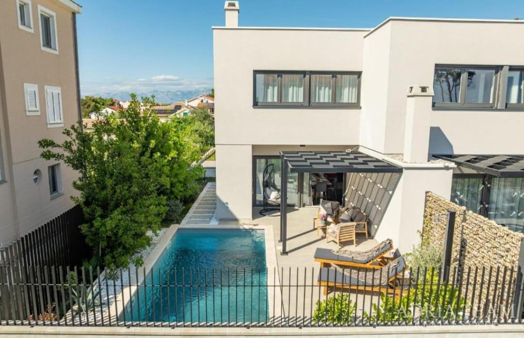 MODERNA DUPLEX VILA U MIRNOM DIJELU PRIVLAKE – PRODAJE SE JEDNA OD VILA U DVOSTRUKOM OBJEKT
