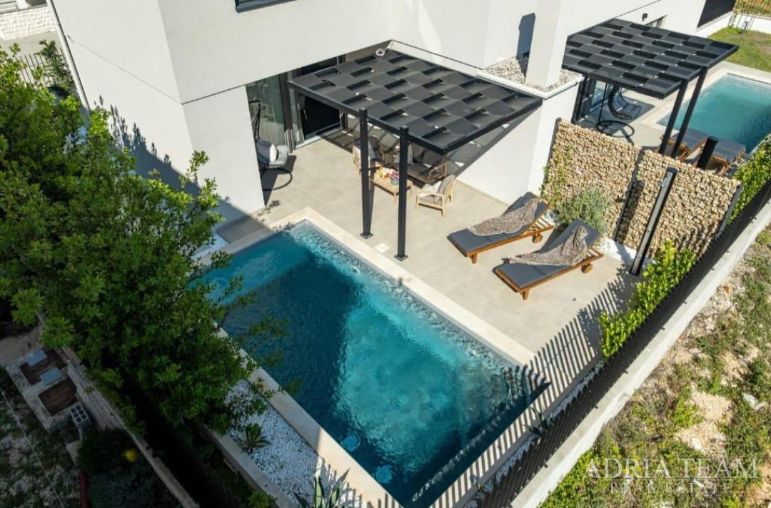 MODERNA DUPLEX VILA U MIRNOM DIJELU PRIVLAKE – PRODAJE SE JEDNA OD VILA U DVOSTRUKOM OBJEKT