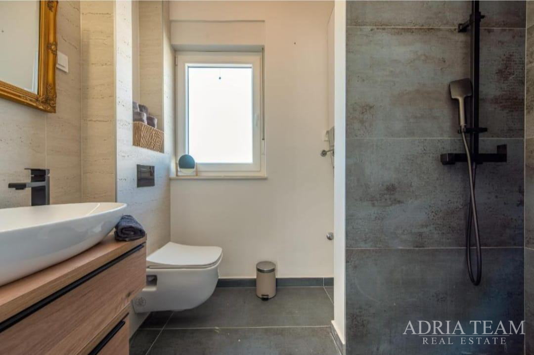 MODERNA DUPLEX VILA U MIRNOM DIJELU PRIVLAKE – PRODAJE SE JEDNA OD VILA U DVOSTRUKOM OBJEKT