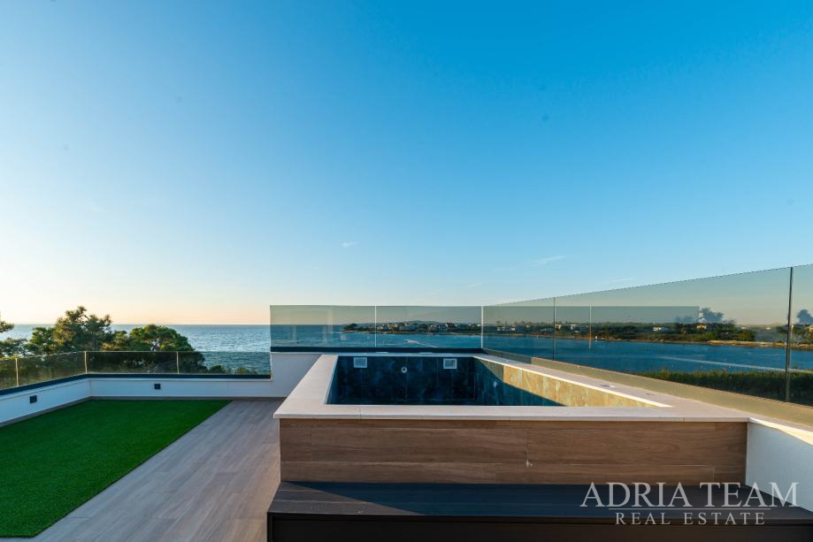 PENTHOUSE - S POGLEDOM NA MORE - PRIVLAKA