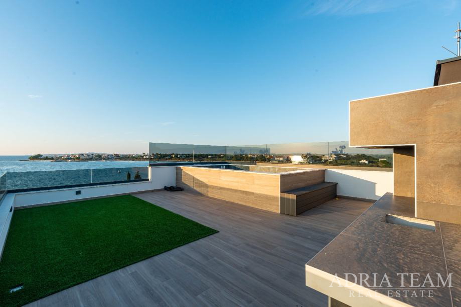 PENTHOUSE - S POGLEDOM NA MORE - PRIVLAKA