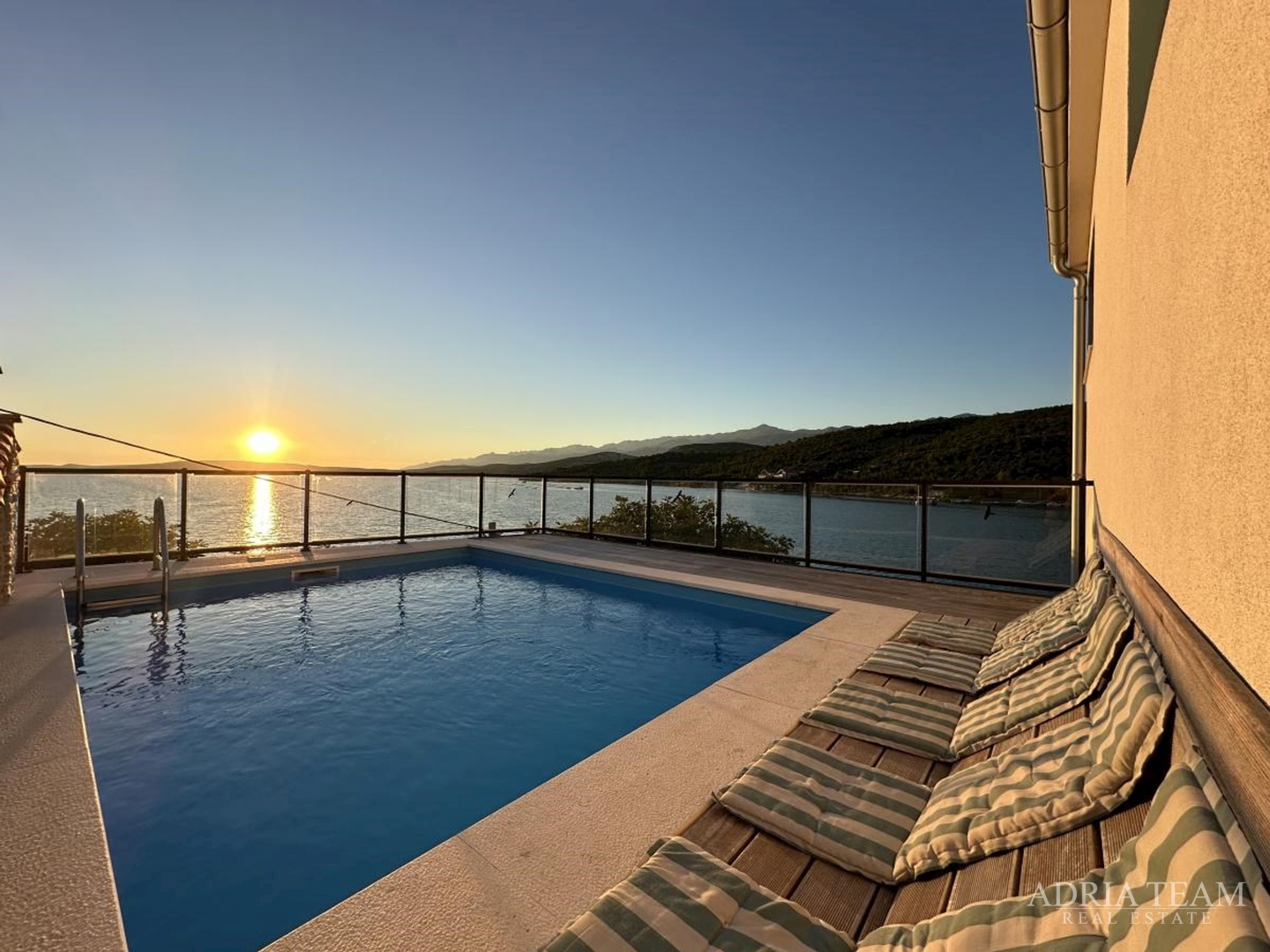 RENOVATED APARTMENT HOUSE WITH POSSIBILITY OF BUSINESS USE, FIRST LINE TO THE SEA - MEKA DRAGA