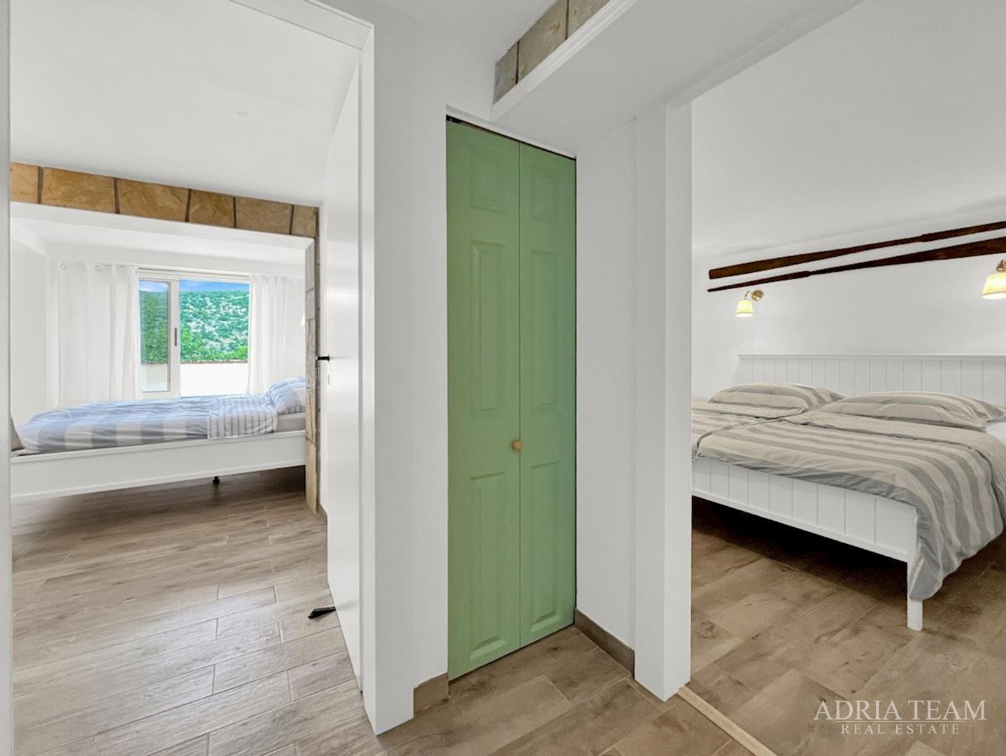 RENOVATED APARTMENT HOUSE WITH POSSIBILITY OF BUSINESS USE, FIRST LINE TO THE SEA - MEKA DRAGA