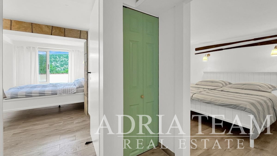PREUREĐENA APARTMANSKA KUĆA S MOGUĆNOŠĆU POSLOVNE NAMJENE, PRVI RED DO MORA - MEKA DRAGA