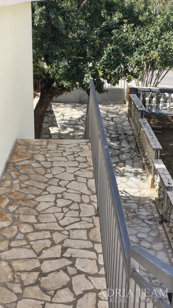 HAUS MIT WUNDERSCHÖNEM OFFENEM MEERBLICK, TEILWEISE RENOVIERT - DONJI KARIN