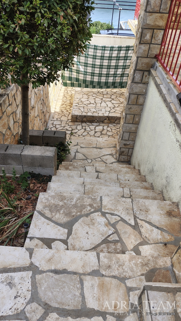 HAUS MIT WUNDERSCHÖNEM OFFENEM MEERBLICK, TEILWEISE RENOVIERT - DONJI KARIN