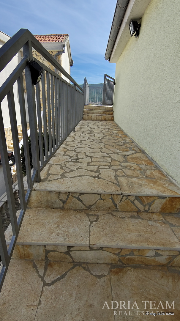 HAUS MIT WUNDERSCHÖNEM OFFENEM MEERBLICK, TEILWEISE RENOVIERT - DONJI KARIN