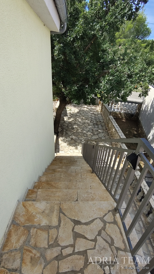 HAUS MIT WUNDERSCHÖNEM OFFENEM MEERBLICK, TEILWEISE RENOVIERT - DONJI KARIN