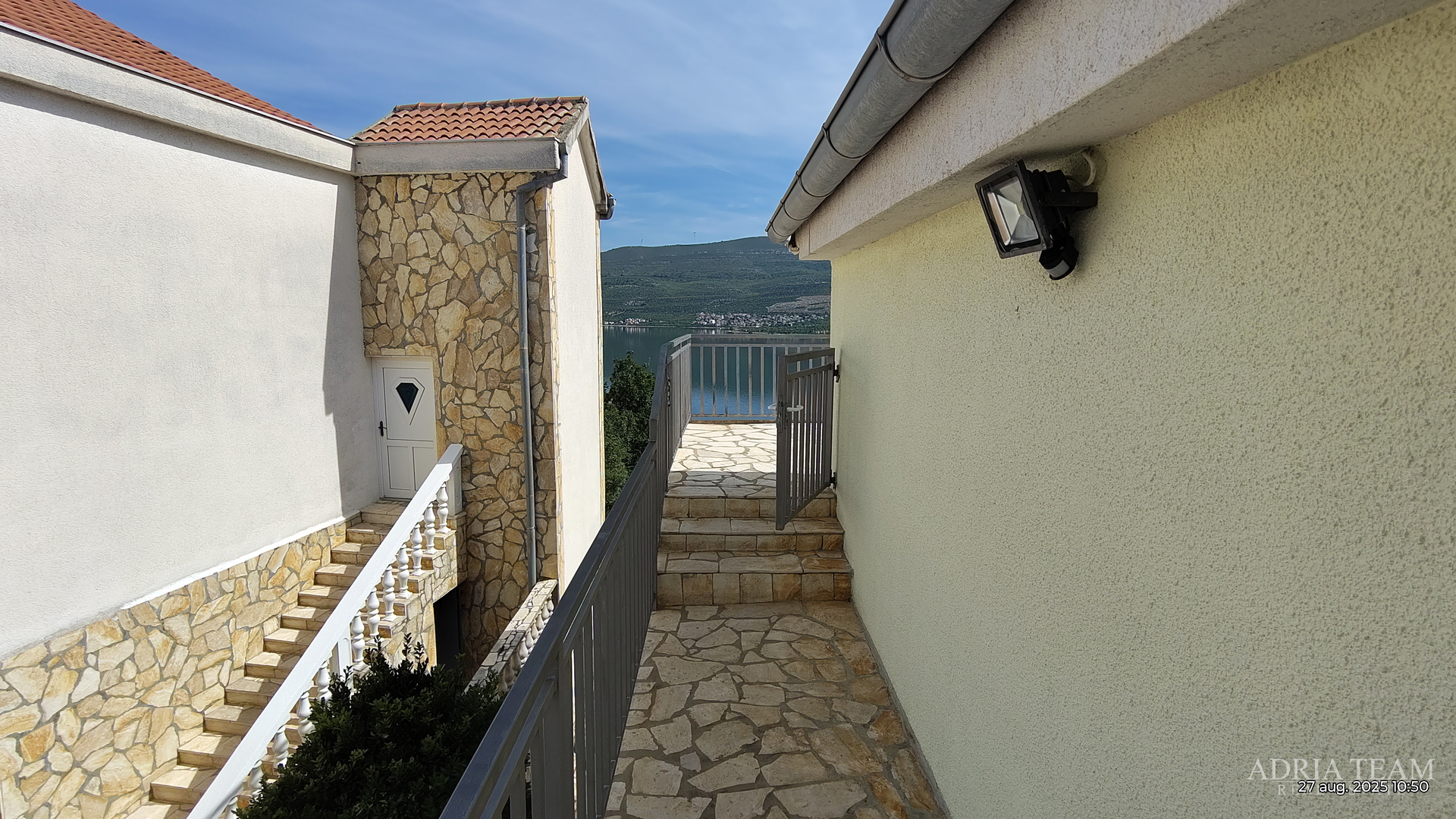 HAUS MIT WUNDERSCHÖNEM OFFENEM MEERBLICK, TEILWEISE RENOVIERT - DONJI KARIN