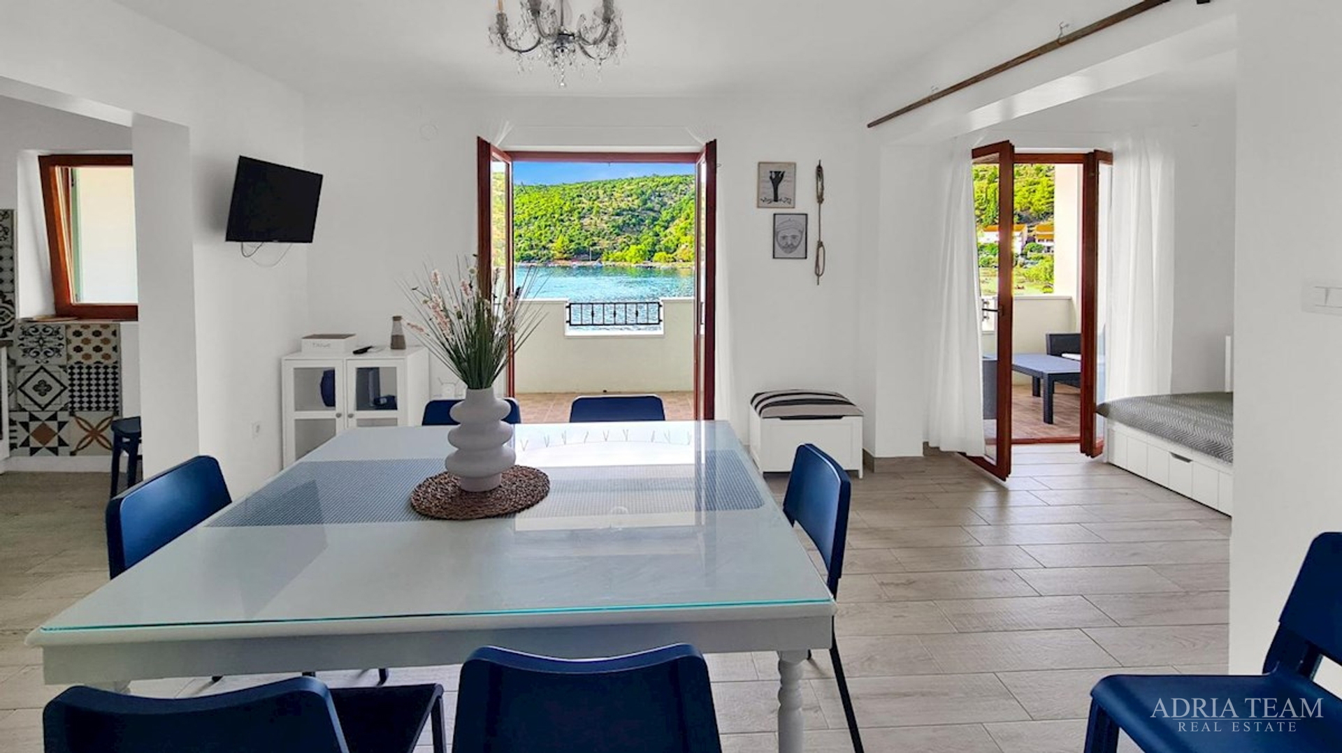 RENOVATED APARTMENT HOUSE WITH POSSIBILITY OF BUSINESS USE, FIRST LINE TO THE SEA - MEKA DRAGA