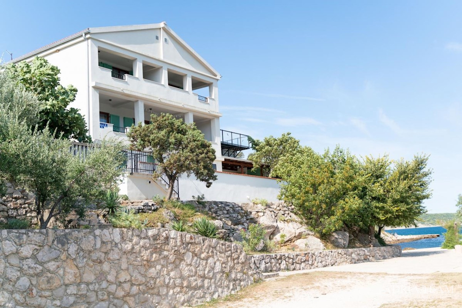 RENOVATED APARTMENT HOUSE WITH POSSIBILITY OF BUSINESS USE, FIRST LINE TO THE SEA - MEKA DRAGA